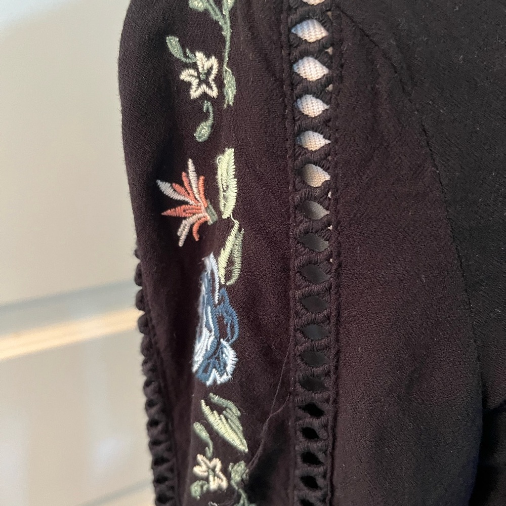 Embroidered romper - Picture 2 of 4